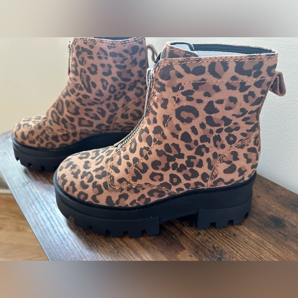 Gianni Bini GB All-Star Leopard Print Chunky Lug Sole Platform Booties size 6.5 - Picture 3 of 8